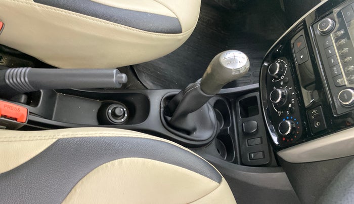 2017 Nissan Terrano XL (P), Petrol, Manual, 43,772 km, Gear Lever