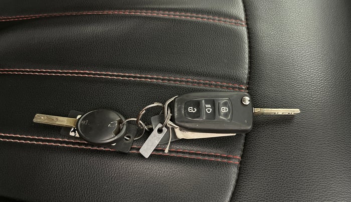 2018 Tata NEXON XM PETROL, Petrol, Manual, 99,567 km, Key Close Up