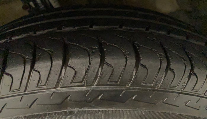 2016 Maruti Swift Dzire VXI AT, Petrol, Automatic, 14,010 km, Left Front Tyre Tread