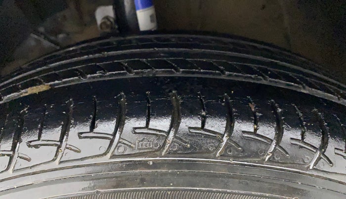 2016 Maruti Baleno DELTA PETROL 1.2, Petrol, Manual, 53,339 km, Left Front Tyre Tread