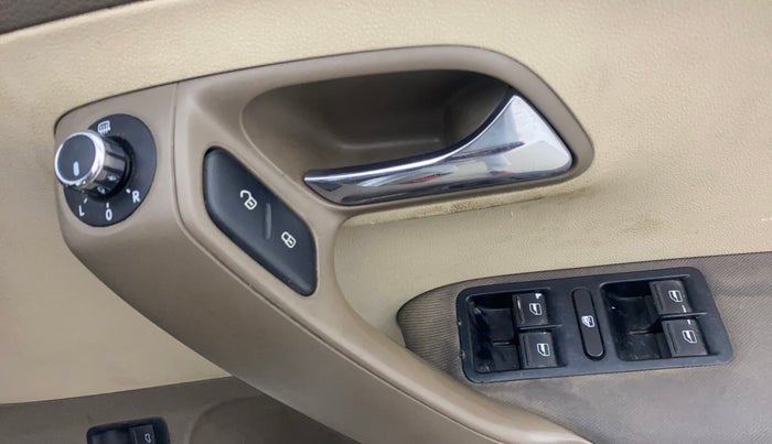 2014 Skoda Rapid AMBITION 1.6 TDI CR MT PLUS, Diesel, Manual, 1,15,272 km, Driver Side Door Panels Control