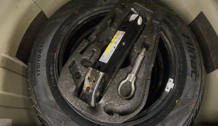 2014 Skoda Rapid AMBITION 1.6 TDI CR MT PLUS, Diesel, Manual, 1,15,272 km, Spare Tyre