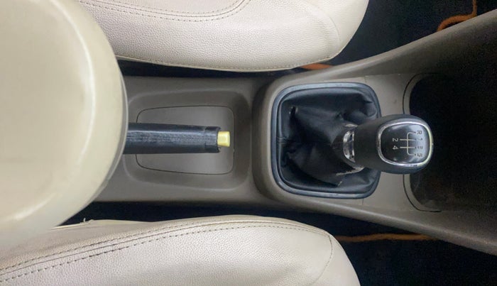 2014 Skoda Rapid AMBITION 1.6 TDI CR MT PLUS, Diesel, Manual, 1,15,272 km, Gear Lever