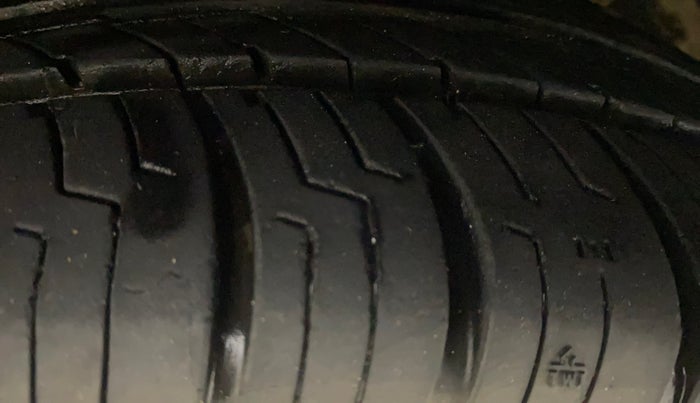 2014 Skoda Rapid AMBITION 1.6 TDI CR MT PLUS, Diesel, Manual, 1,15,272 km, Left Front Tyre Tread