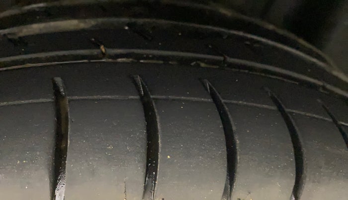 2014 Skoda Rapid AMBITION 1.6 TDI CR MT PLUS, Diesel, Manual, 1,15,272 km, Left Rear Tyre Tread