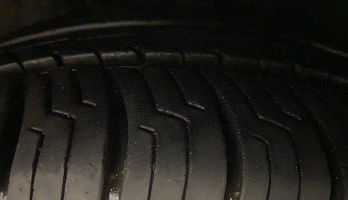 2014 Skoda Rapid AMBITION 1.6 TDI CR MT PLUS, Diesel, Manual, 1,15,272 km, Right Front Tyre Tread