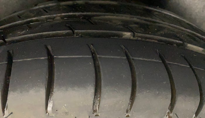 2014 Skoda Rapid AMBITION 1.6 TDI CR MT PLUS, Diesel, Manual, 1,15,272 km, Right Rear Tyre Tread