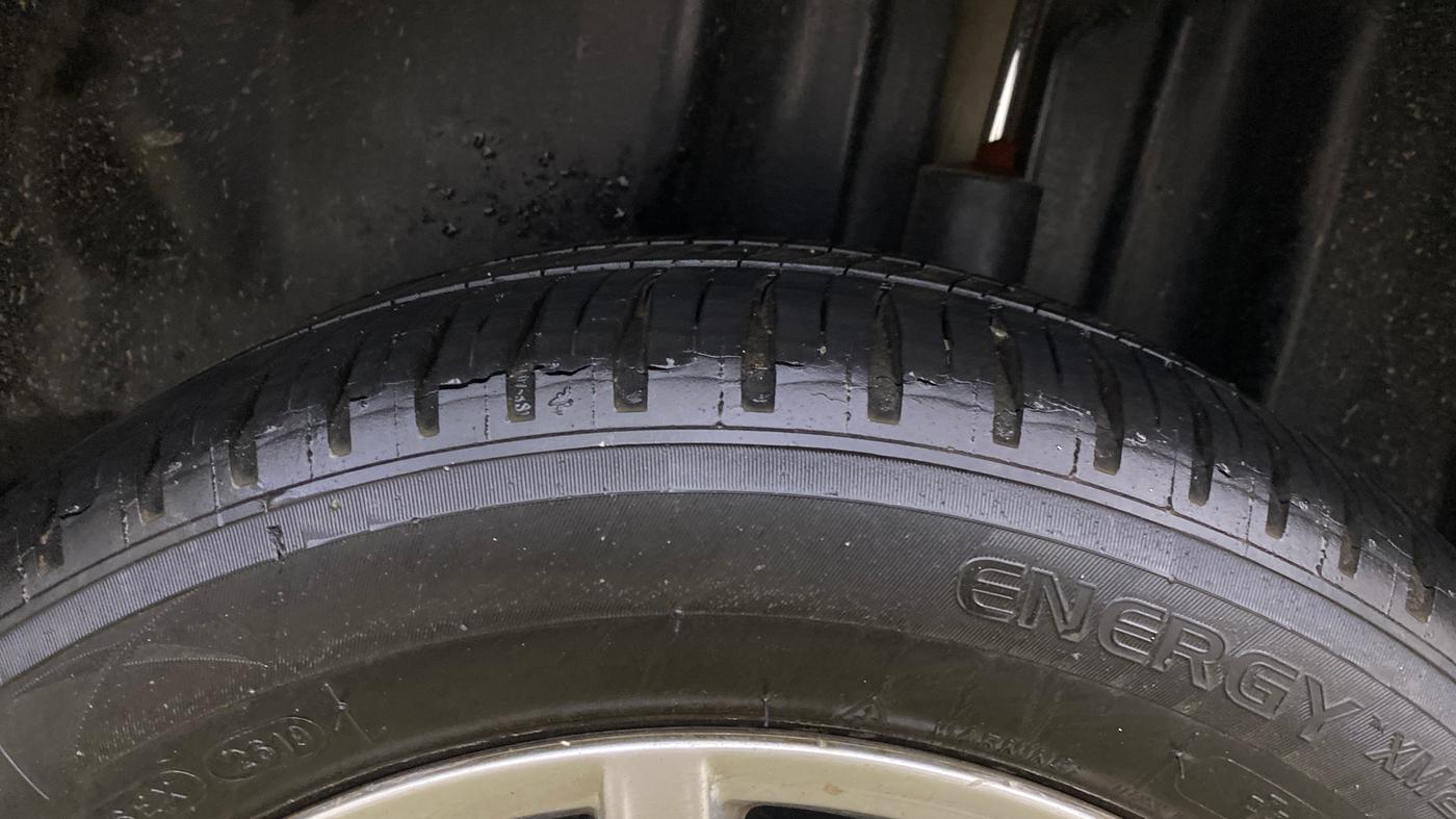 2015 Volkswagen Vento HIGHLINE PETROL AT, Petrol, Automatic, 20,273 km, Left Rear Tyre Tread