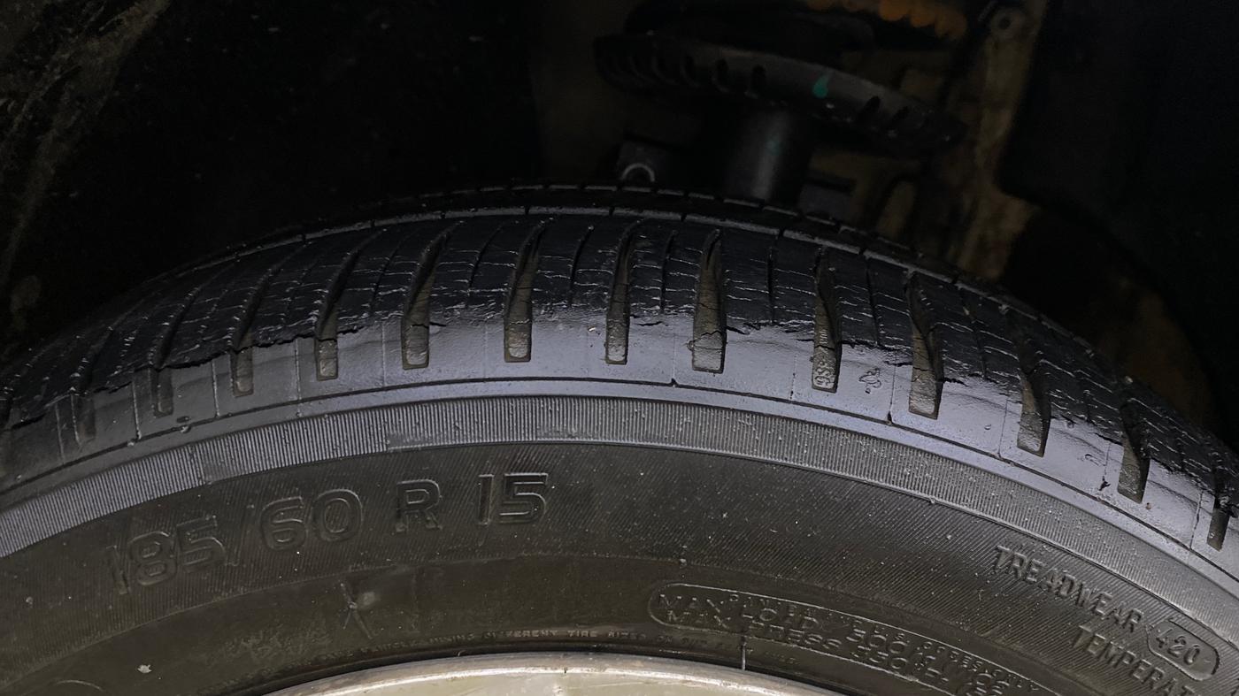 2015 Volkswagen Vento HIGHLINE PETROL AT, Petrol, Automatic, 20,273 km, Left Front Tyre Tread