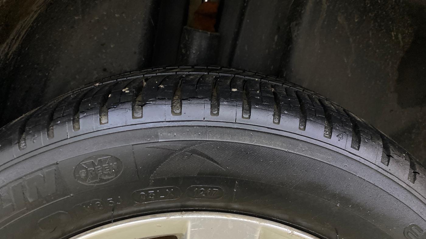 2015 Volkswagen Vento HIGHLINE PETROL AT, Petrol, Automatic, 20,273 km, Right Rear Tyre Tread
