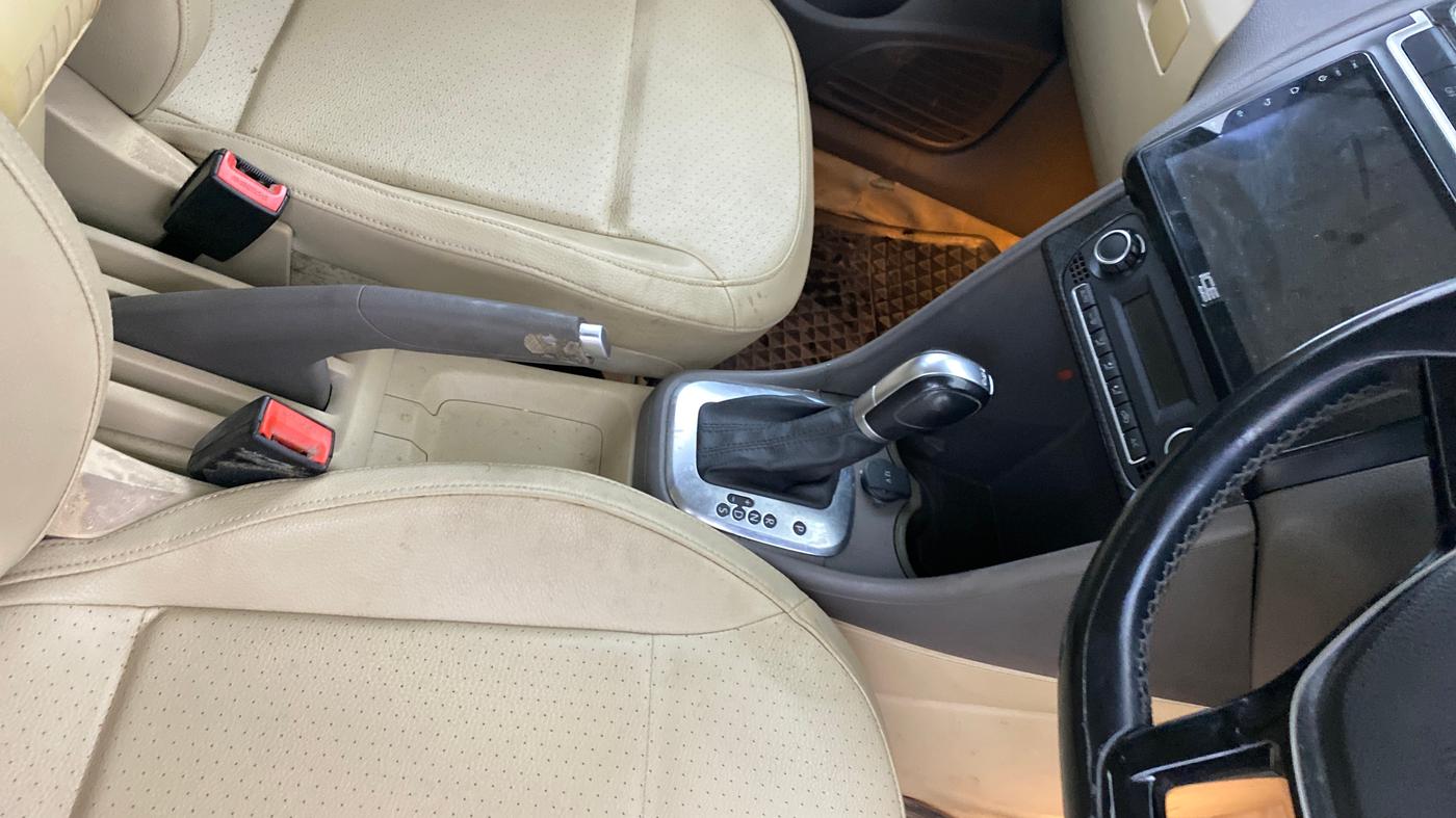 2015 Volkswagen Vento HIGHLINE PETROL AT, Petrol, Automatic, 20,273 km, Gear Lever