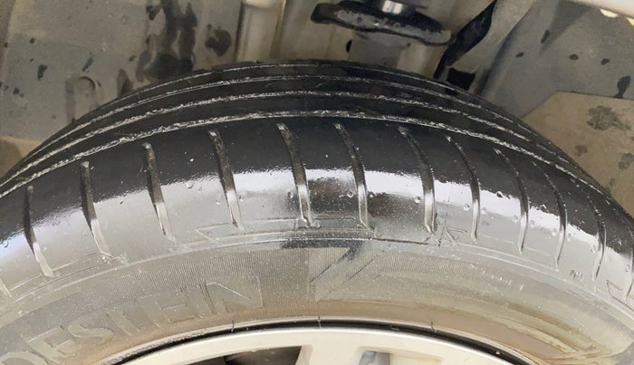 2020 Renault TRIBER RXZ AMT, CNG, Automatic, 89,715 km, Left Front Tyre Tread