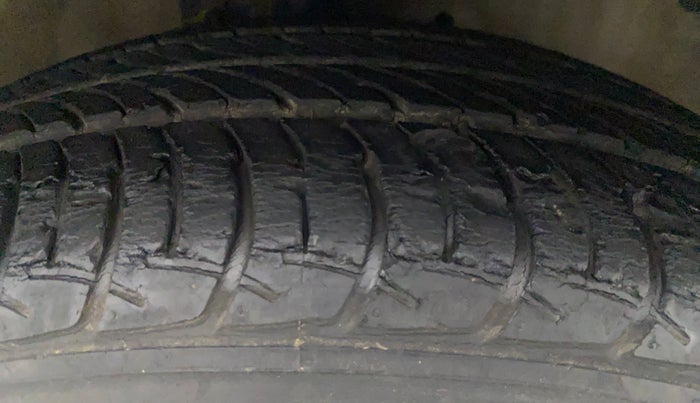 2015 Maruti Celerio VXI AMT, Petrol, Automatic, 28,365 km, Right Front Tyre Tread