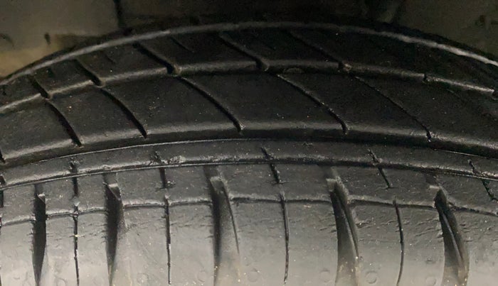 2021 Renault Kwid RXT 1.0 AMT (O), Petrol, Automatic, 4,858 km, Left Front Tyre Tread