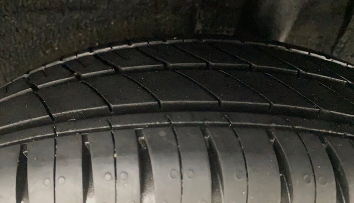 2021 Renault Kwid RXT 1.0 AMT (O), Petrol, Automatic, 4,858 km, Left Rear Tyre Tread