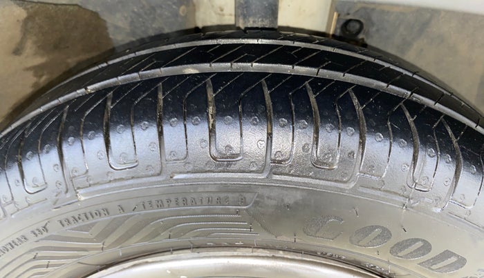 2017 Renault Kwid RXT 1.0 AMT (O), Petrol, Automatic, 66,414 km, Right Front Tyre Tread