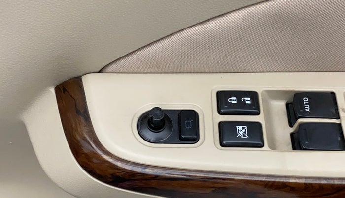 2017 Maruti Dzire ZXI PLUS, Petrol, Manual, 30,427 km, Right rear-view mirror - ORVM switch has minor damage