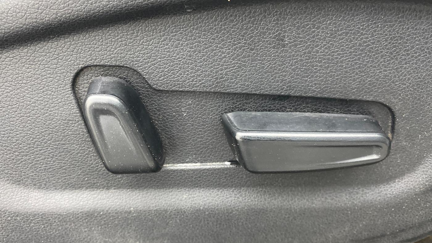 2021 Hyundai ALCAZAR PLATINUM(O) 7STR 1.5 AT, Diesel, Automatic, 49,215 km, Driver Side Adjustment Panel