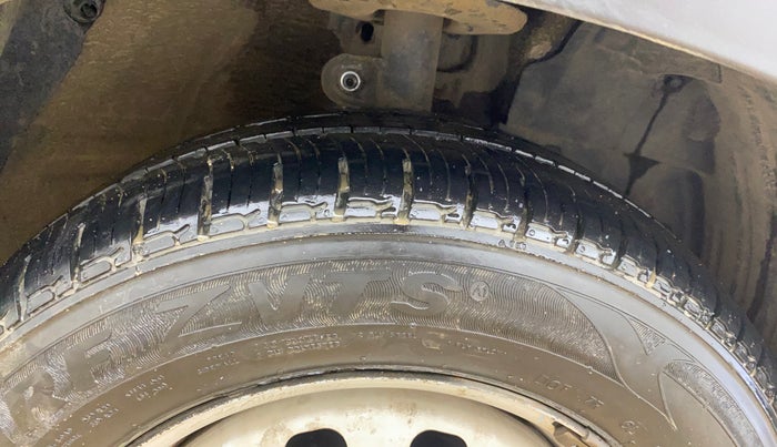 2018 Mahindra KUV 100 NXT K2 P 6 STR, CNG, Manual, 70,969 km, Right Front Tyre Tread