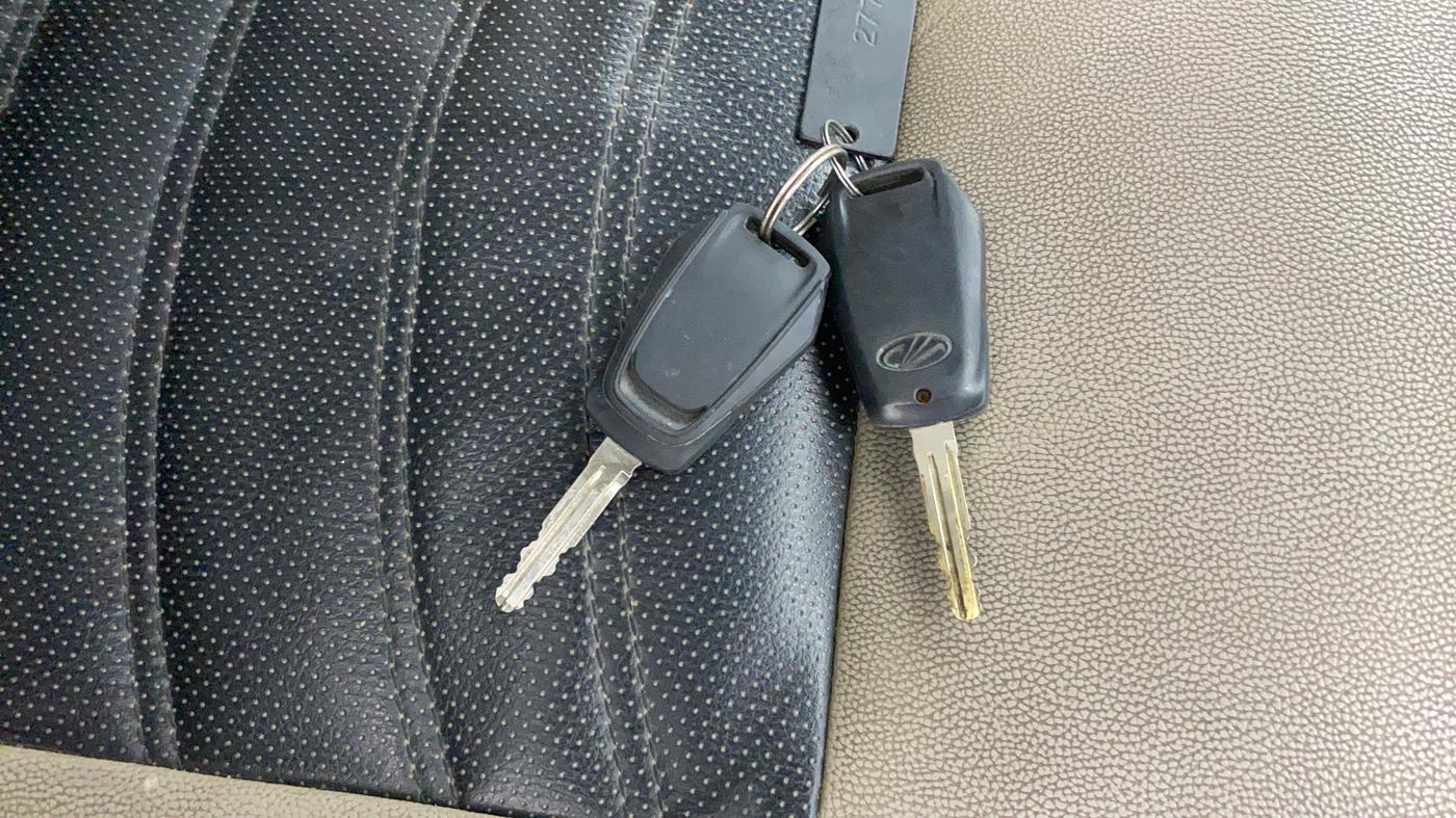2018 Mahindra KUV 100 NXT K2 P 6 STR, CNG, Manual, 70,969 km, Key Close Up