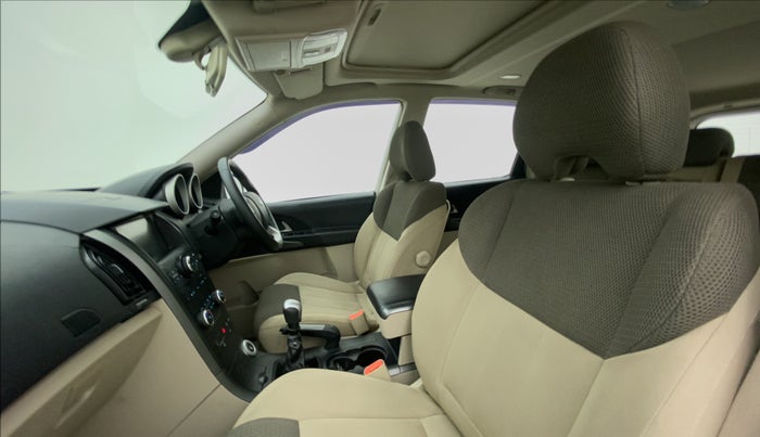 2018 Mahindra XUV500 W9, Diesel, Manual, 46,467 km, Right Side Front Door Cabin
