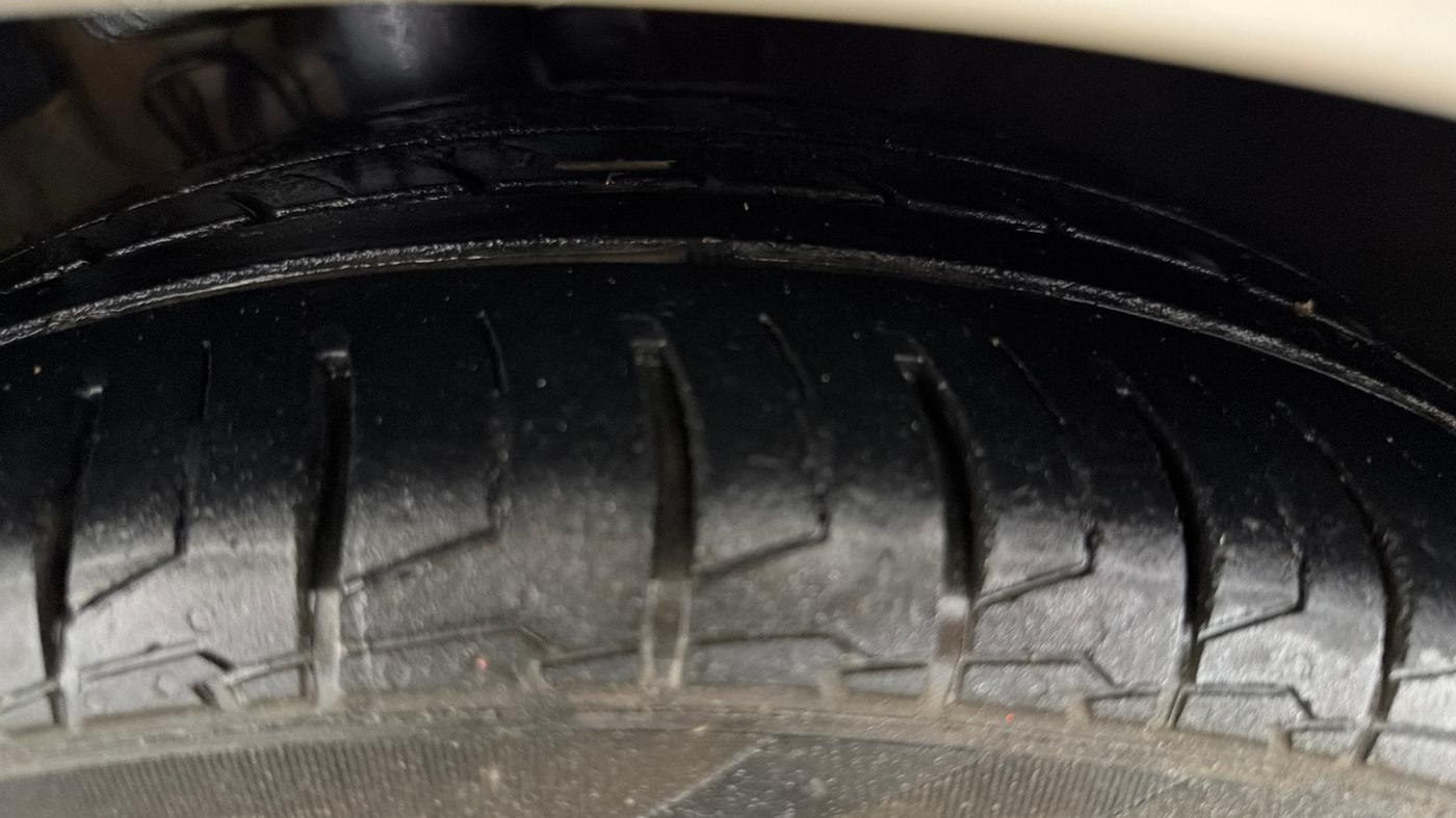 2020 Volkswagen Polo HIGHLINE PLUS 1.0, Petrol, Manual, 1,15,234 km, Right Front Tyre Tread