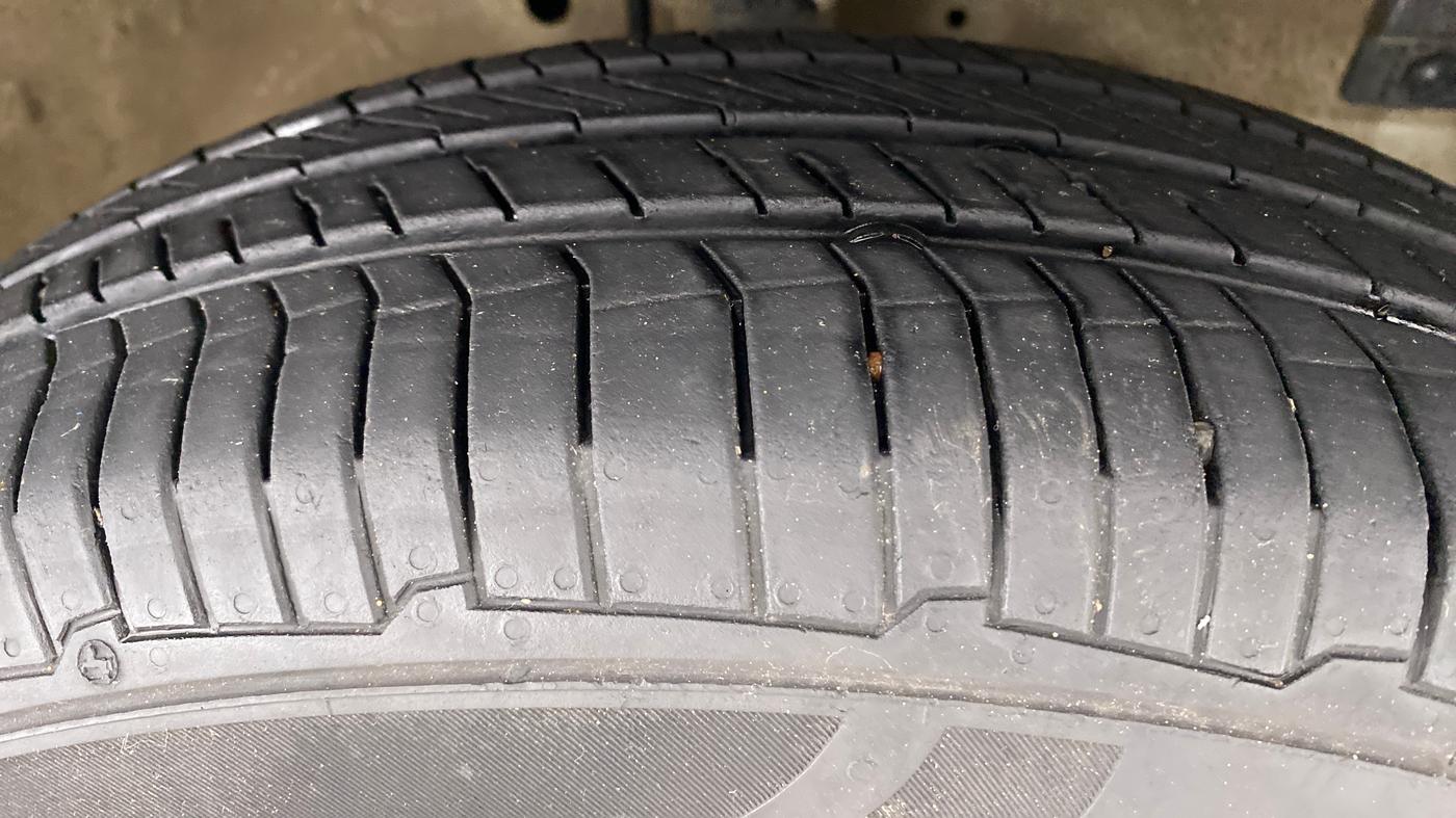 2015 Maruti Swift Dzire VXI, Petrol, Manual, 83,425 km, Right Front Tyre Tread