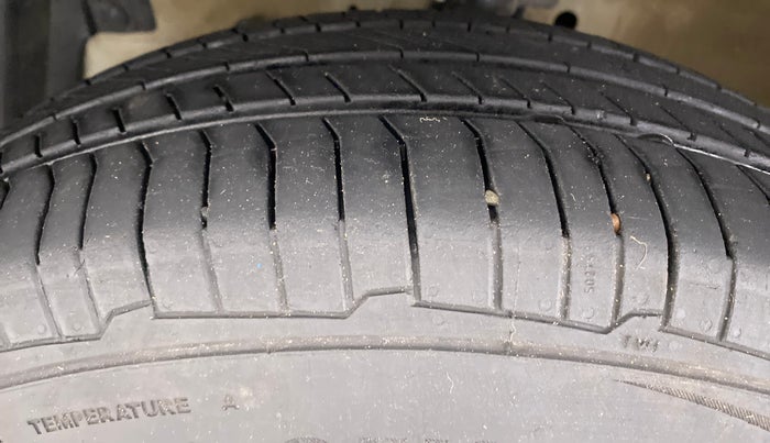 2015 Maruti Swift Dzire VXI, Petrol, Manual, 83,425 km, Left Front Tyre Tread