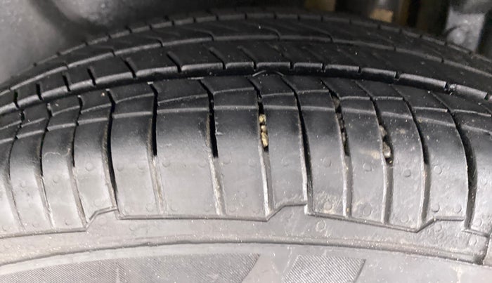 2015 Maruti Swift Dzire VXI, Petrol, Manual, 83,425 km, Left Rear Tyre Tread