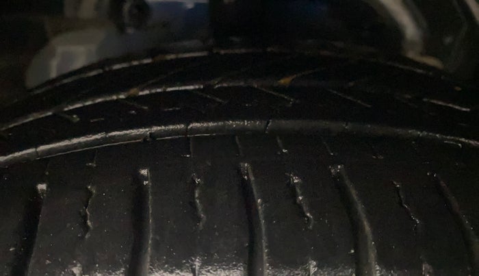 2016 Ford Figo Aspire TREND 1.2 PETROL, Petrol, Manual, 81,145 km, Right Front Tyre Tread