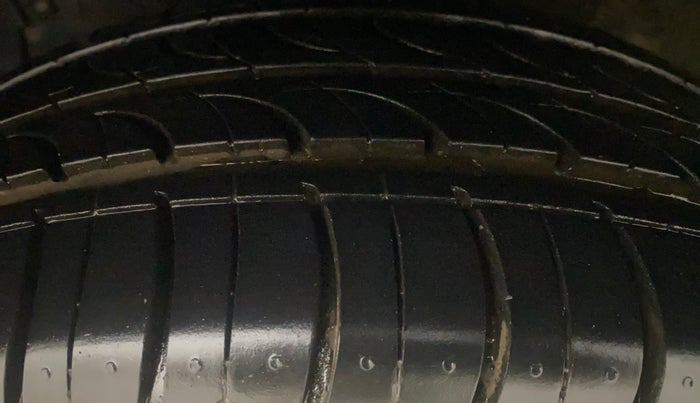 2018 Maruti Ciaz ALPHA 1.4 PETROL, Petrol, Manual, 75,843 km, Left Front Tyre Tread