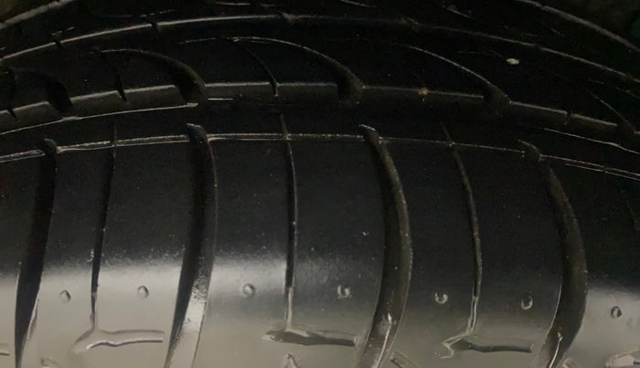 2018 Maruti Ciaz ALPHA 1.4 PETROL, Petrol, Manual, 75,843 km, Right Front Tyre Tread