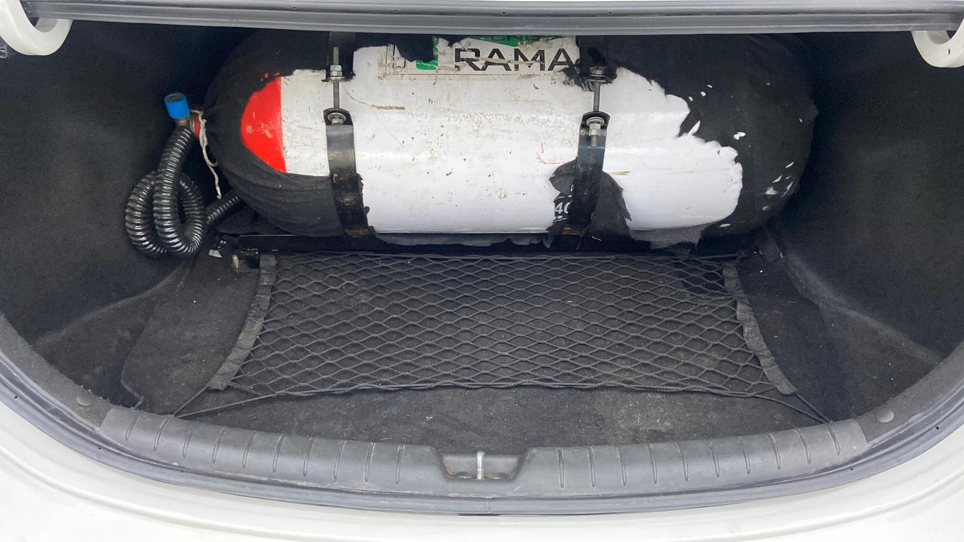 2017 Hyundai Verna 1.6 VTVT SX (O) AT, CNG, Automatic, 37,195 km, Boot Inside