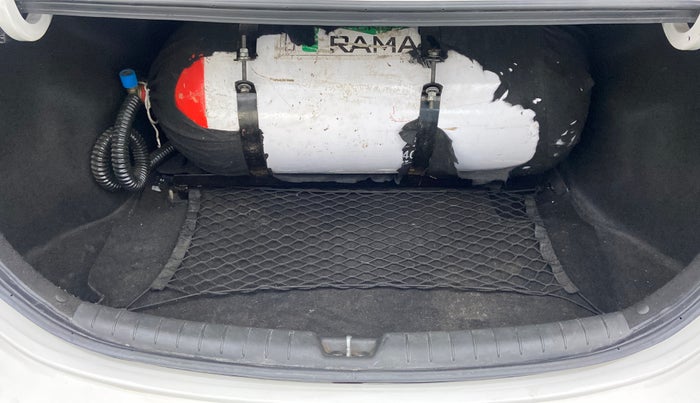 2017 Hyundai Verna 1.6 VTVT SX (O) AT, CNG, Automatic, 37,195 km, Boot Inside