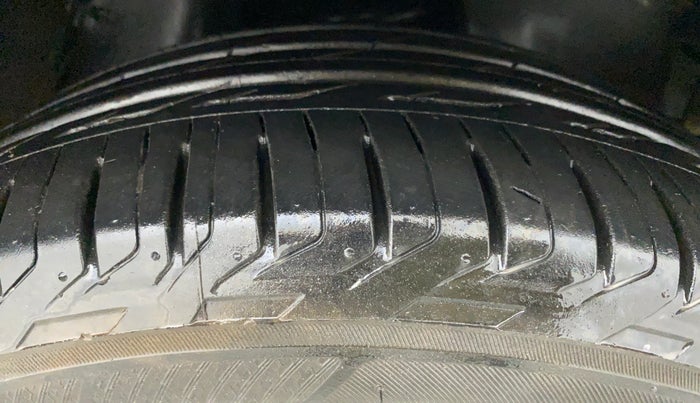 2018 Toyota Innova Crysta 2.7 ZX AT 7 STR, Petrol, Automatic, 28,551 km, Right Front Tyre Tread