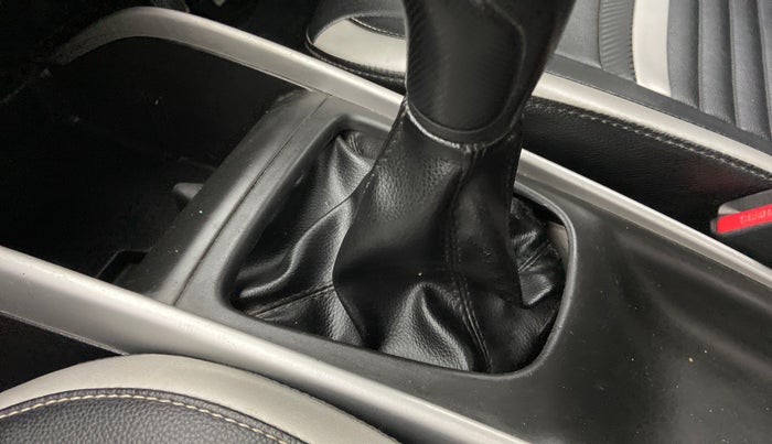 2017 Maruti Baleno DELTA PETROL 1.2, Petrol, Manual, 71,974 km, Gear lever - Boot cover slightly torn