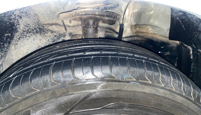 2017 Toyota Corolla Altis J PETROL, Petrol, Manual, 60,318 km, Right Front Tyre Tread