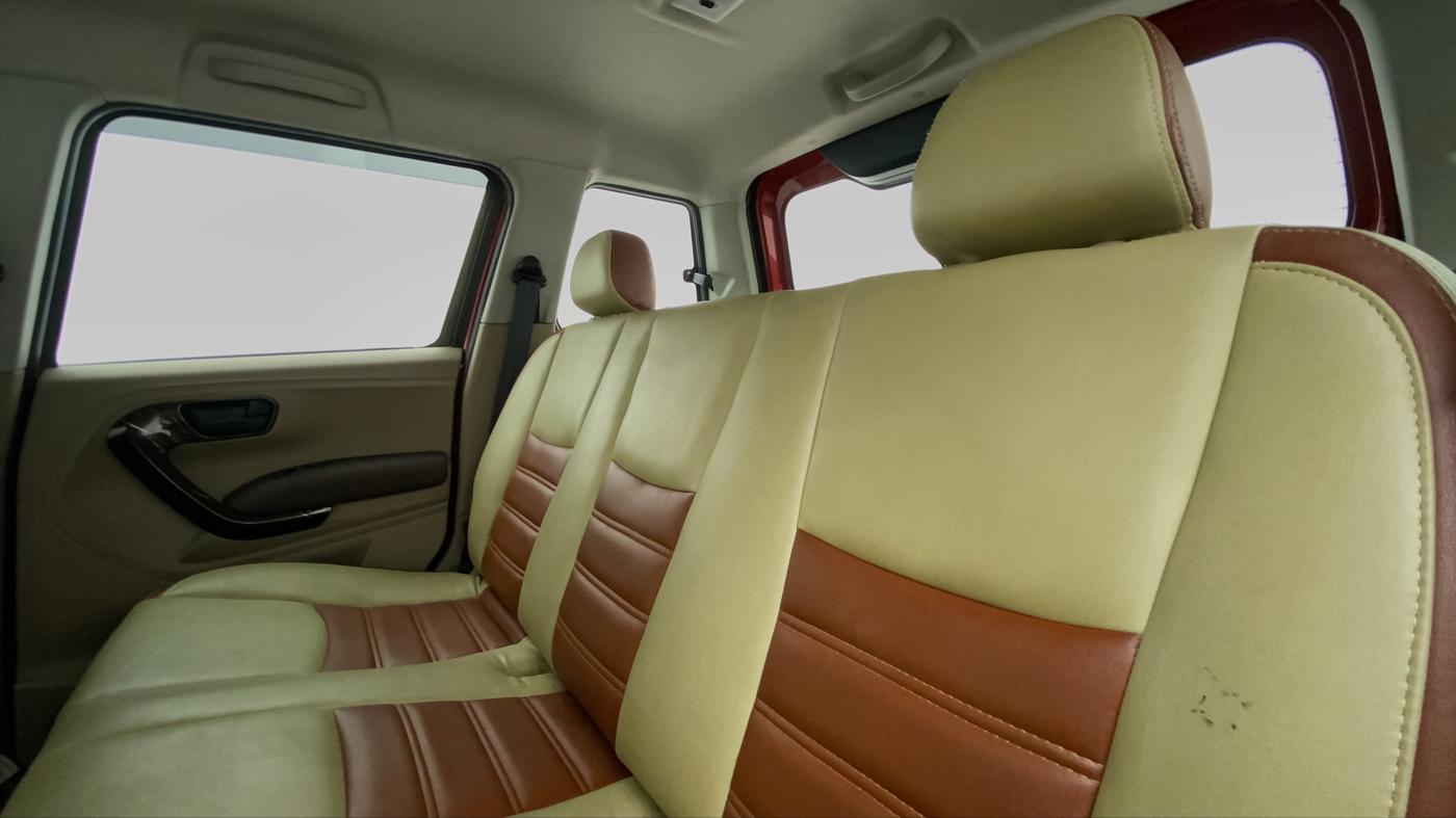 2018 Mahindra TUV300 T8, Diesel, Manual, 23,443 km, Right Side Rear Door Cabin