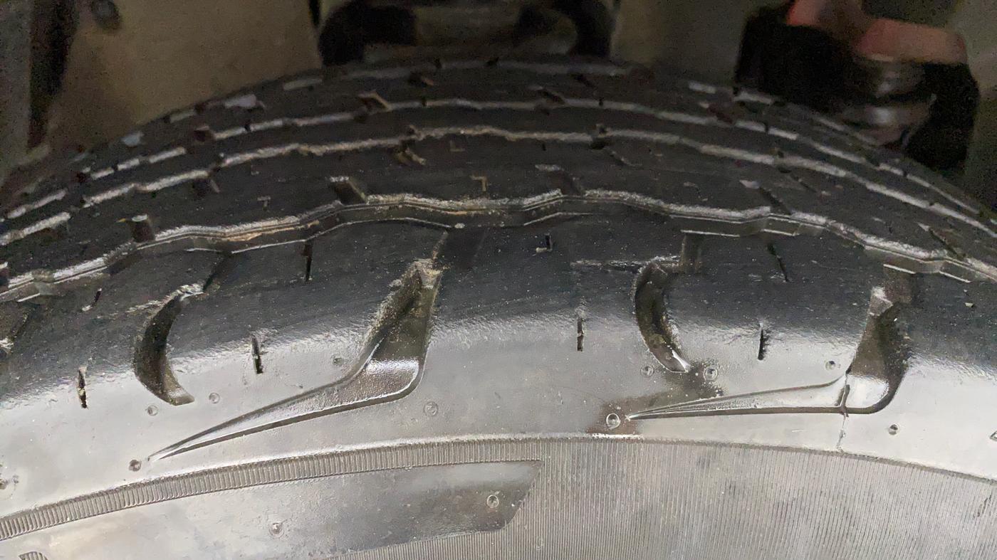 2018 Mahindra TUV300 T8, Diesel, Manual, 23,443 km, Right Front Tyre Tread