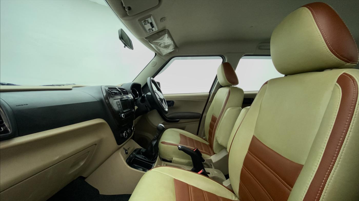 2018 Mahindra TUV300 T8, Diesel, Manual, 23,443 km, Right Side Front Door Cabin