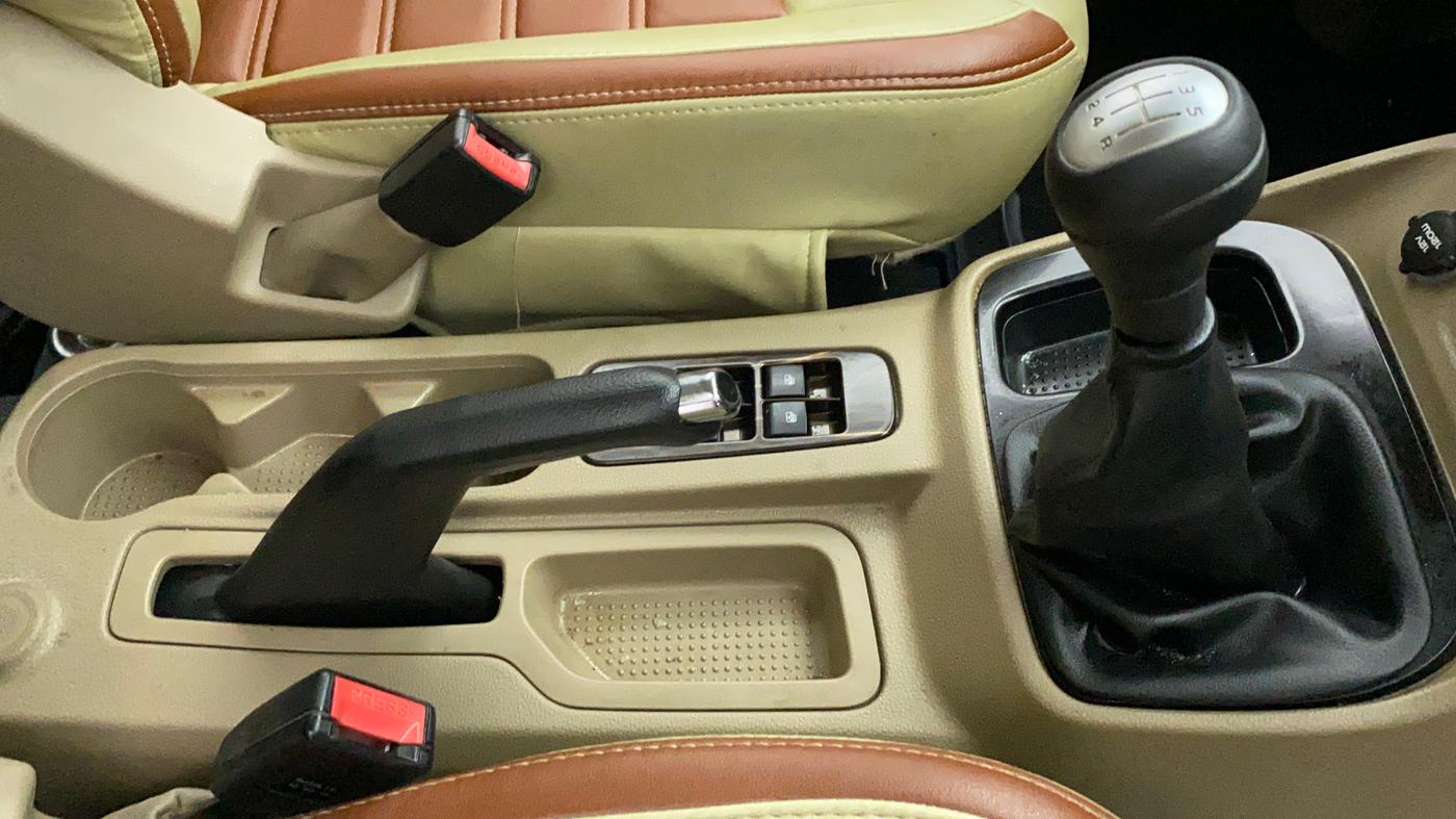2018 Mahindra TUV300 T8, Diesel, Manual, 23,443 km, Gear Lever