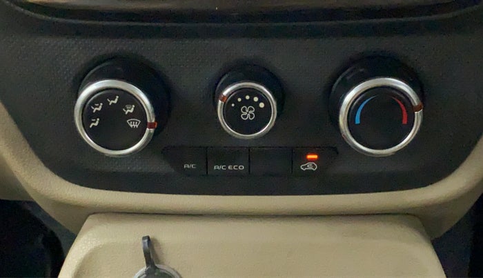 2018 Mahindra TUV300 T8, Diesel, Manual, 23,443 km, AC Unit - Directional switch has minor damage