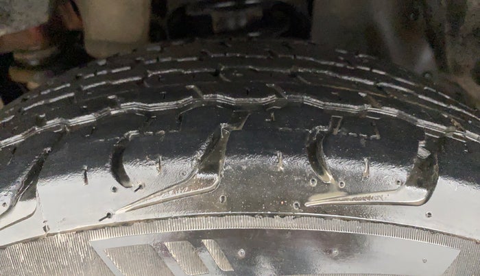 2018 Mahindra TUV300 T8, Diesel, Manual, 23,443 km, Left Front Tyre Tread