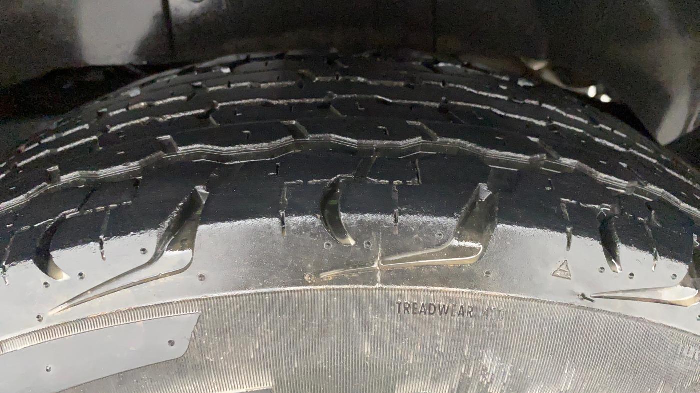 2018 Mahindra TUV300 T8, Diesel, Manual, 23,443 km, Left Rear Tyre Tread