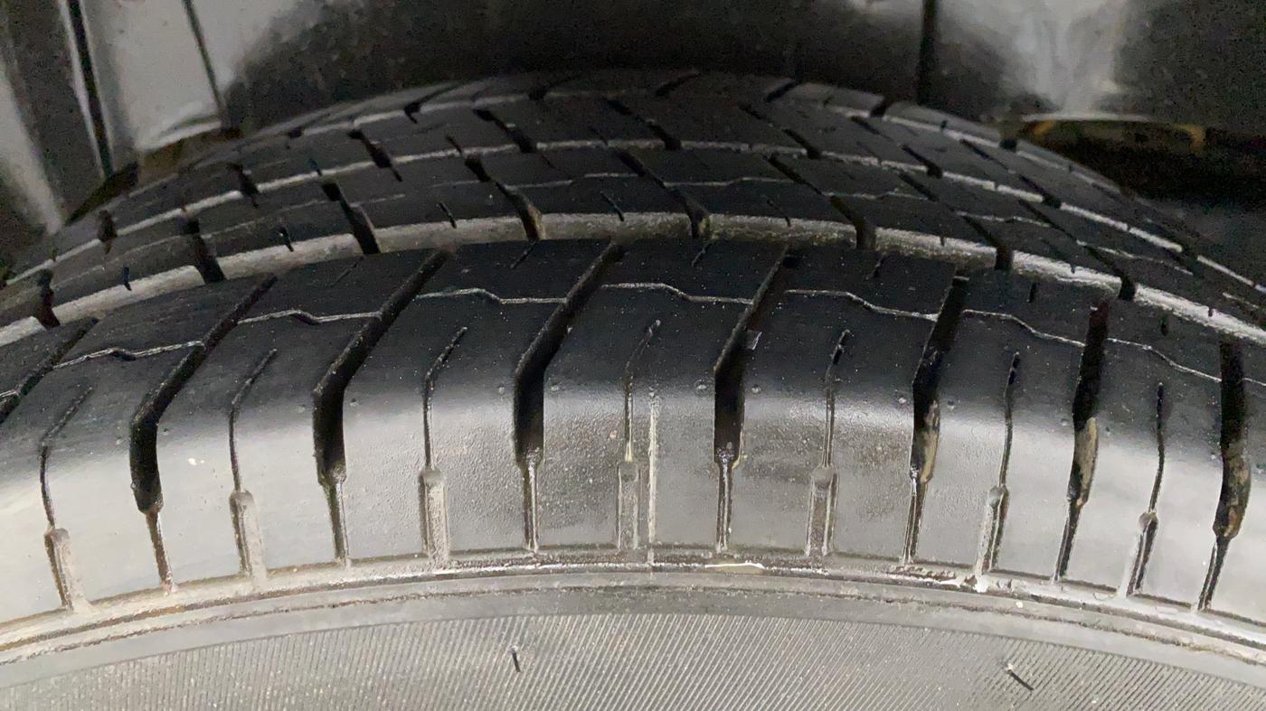 2018 Mahindra TUV300 T8, Diesel, Manual, 23,443 km, Right Rear Tyre Tread
