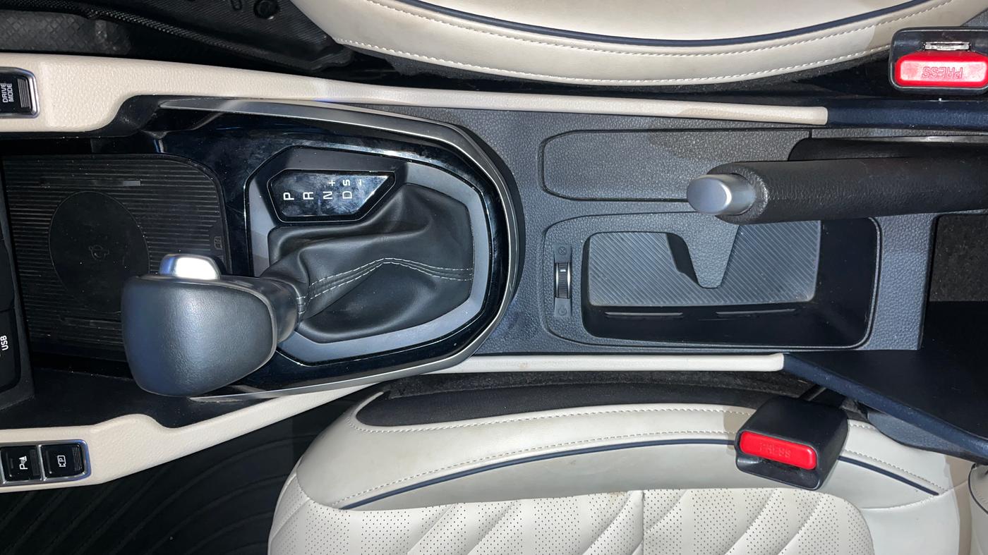 2023 KIA CARENS LUXURY PLUS 1.5 TURBO PETROL DCT 7 STR, Petrol, Automatic, 13,722 km, Gear Lever