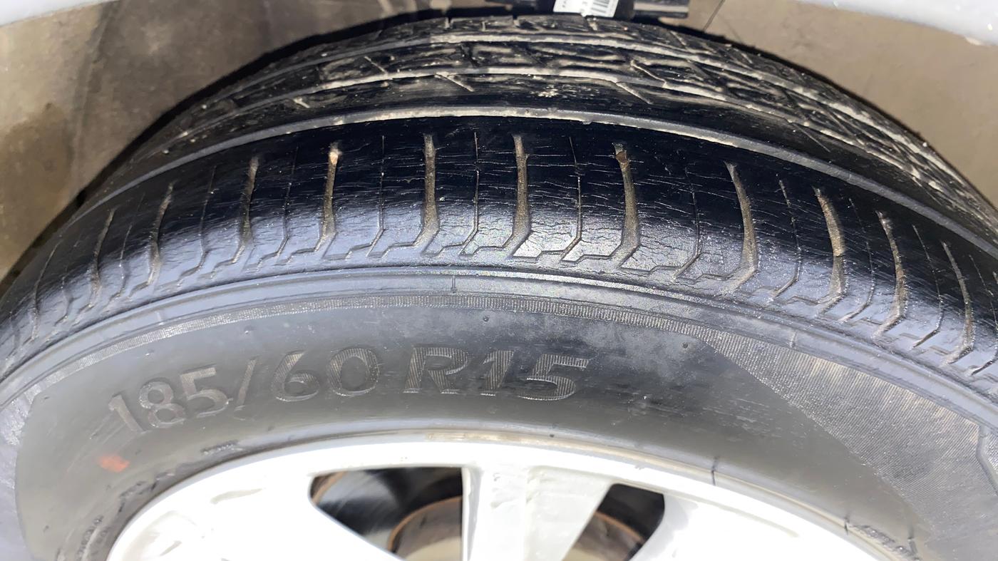 2013 Volkswagen Polo HIGHLINE1.2L, Petrol, Manual, 50,087 km, Right Front Tyre Tread
