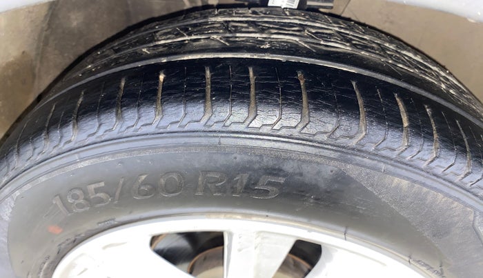 2013 Volkswagen Polo HIGHLINE1.2L, Petrol, Manual, 50,138 km, Right Front Tyre Tread