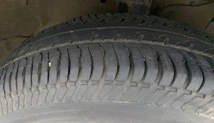 2017 Maruti Swift VXI O, Petrol, Manual, 55,809 km, Right Front Tyre Tread