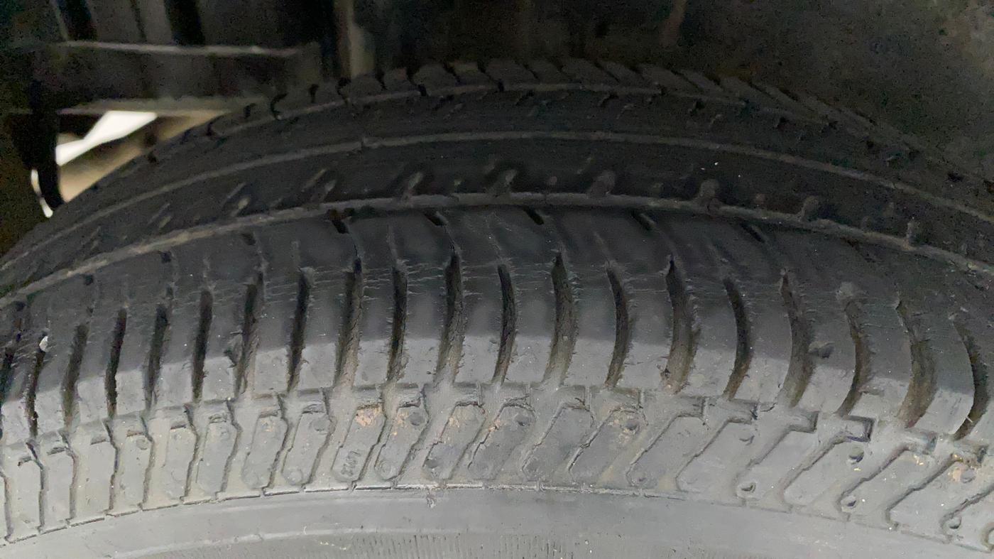 2017 Maruti Swift VXI O, Petrol, Manual, 55,809 km, Right Rear Tyre Tread